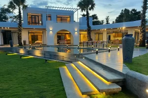 Sân trước có hồ bơi rộng rãi thoáng mát và bố trí hệ thống ánh sáng tinh tế