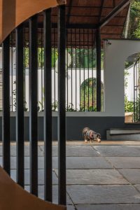 Cánh cổng chắc chắn bảo đảm sự an toàn cho gia đình