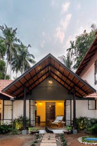 Ngoài vẻ đẹp thẩm mỹ, mái nhà ngói còn mang lại sự bảo vệ tốt cho ngôi nhà, chống lại sự tác động của thời tiết khắc nghiệt. Đồng thời, nó cũng góp phần tạo ra một không gian sống ấm áp và thân thiện.