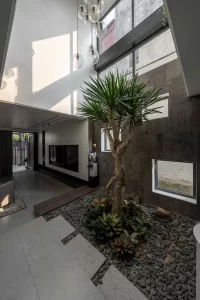 Tại Elegance Enclave House, ưu tiên của các kiến trúc sư nằm ở việc khai thác ánh sáng tự nhiên và tối ưu hóa khả năng thông gió, tạo nên môi trường sống lý tưởng.