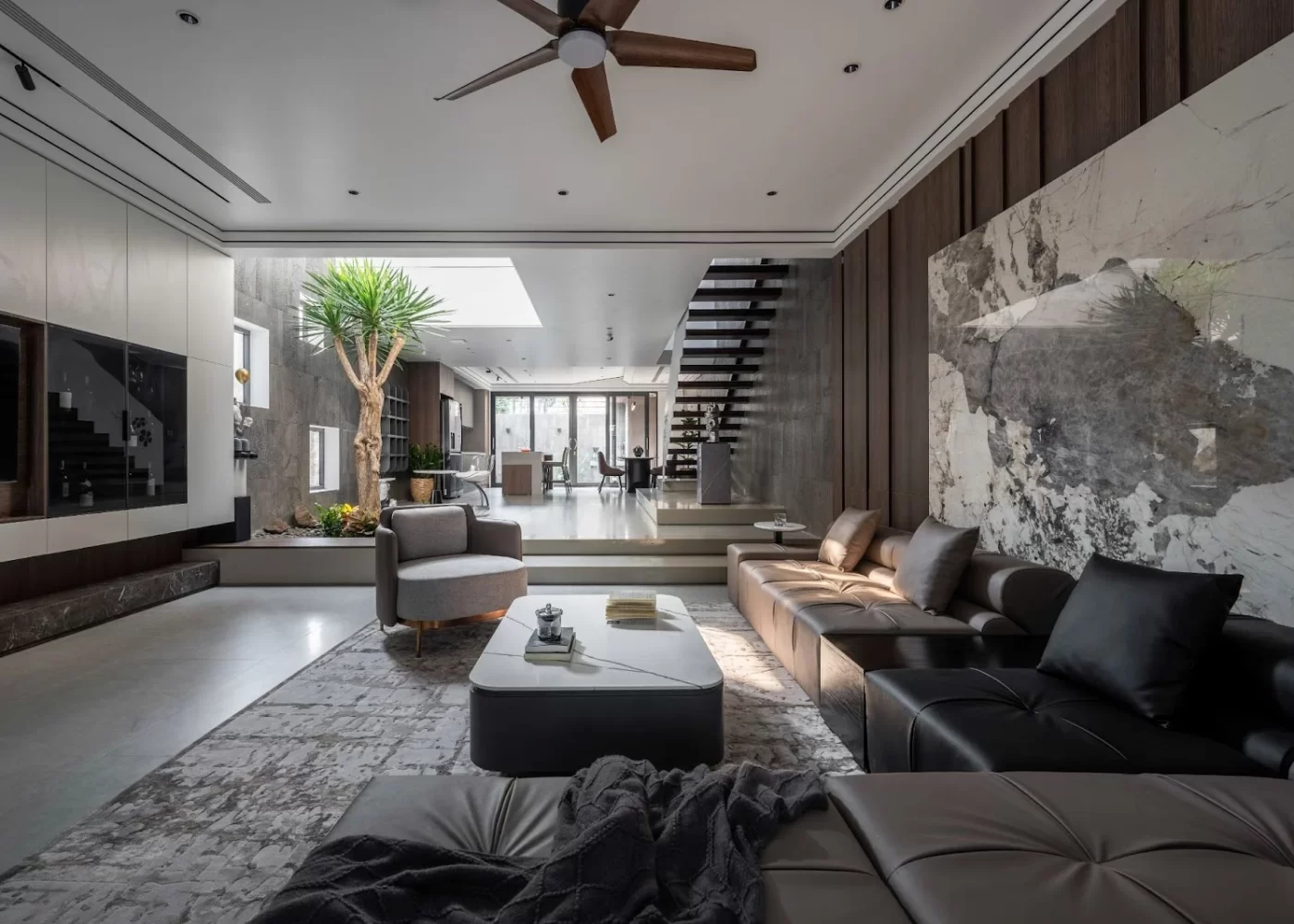 Phòng khách, khu vực ăn uống và nhà bếp tại Elegance Enclave House được thiết kế liền mạch nhau .Cách bố trí liên kết này tạo ra một không gian sống rộng rãi và thuận tiện, thúc đẩy sự tương tác dễ dàng giữa các thành viên trong gia đình và khách.