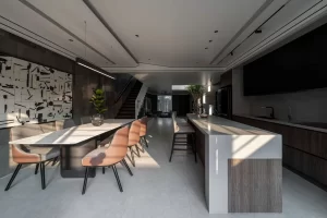 Bước vào khu vực nhà bếp và phòng ăn, được trang trí bằng tông màu nâu ấm áp, phong phú, tạo ra bầu không khí ấm cúng và hấp dẫn cho các hoạt động hàng ngày của bạn.