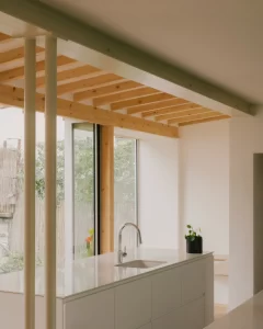 Đối diện bếp có tường kính tạo sự thư giãn