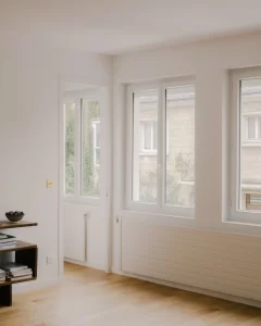Các cảnh cửa và sàn nhà đều hoàn thiện với những gàm màu sáng tạo sự thoải mái cho ngôi nhà