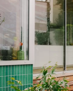 Tất cả mặt tiếp giáp ở ngoài được thay bằng cửa kính
