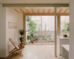 Có sân vườn trồng cây xanh tạo sự thoáng đãng và gần gũi với thiên nhiên cho ngôi nhà