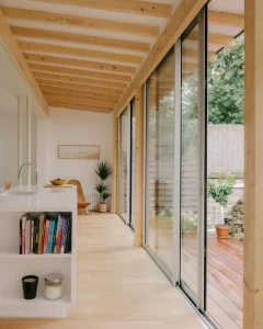 Ngôi nhà được sử dụng vật liệu bằng gỗ mang lại cảm giác và thân thiện