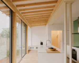 Không gian mở rộng tạo ra khác biệt ở trần nhà mới lạ và độc đáo